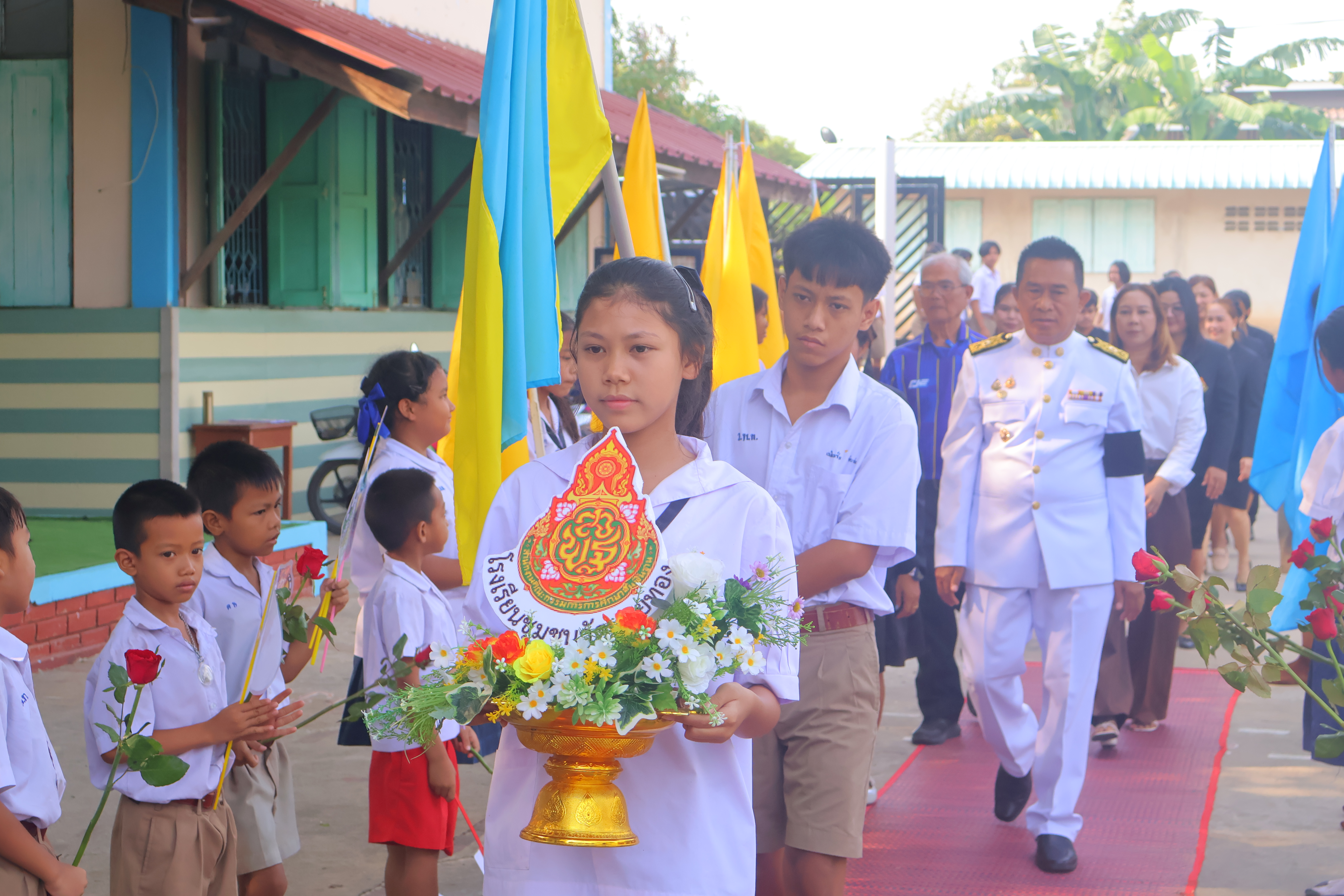 พิธีมอบประกาศนียบัตร พร้อมแสดงความยินดีกับนักเรียนที่สำเร็จการศึกษา ประจำปีการศึกษา 2568