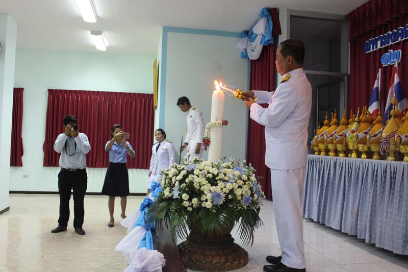 พิธีถวายเครื่องราชสักการะ (พานพุ่มเงิน - พุ่มทอง ) และพิธีจุดเทียนชัยถวายพระพรชัยมงคล ณ หอประชุมอำเภอป่าโมก